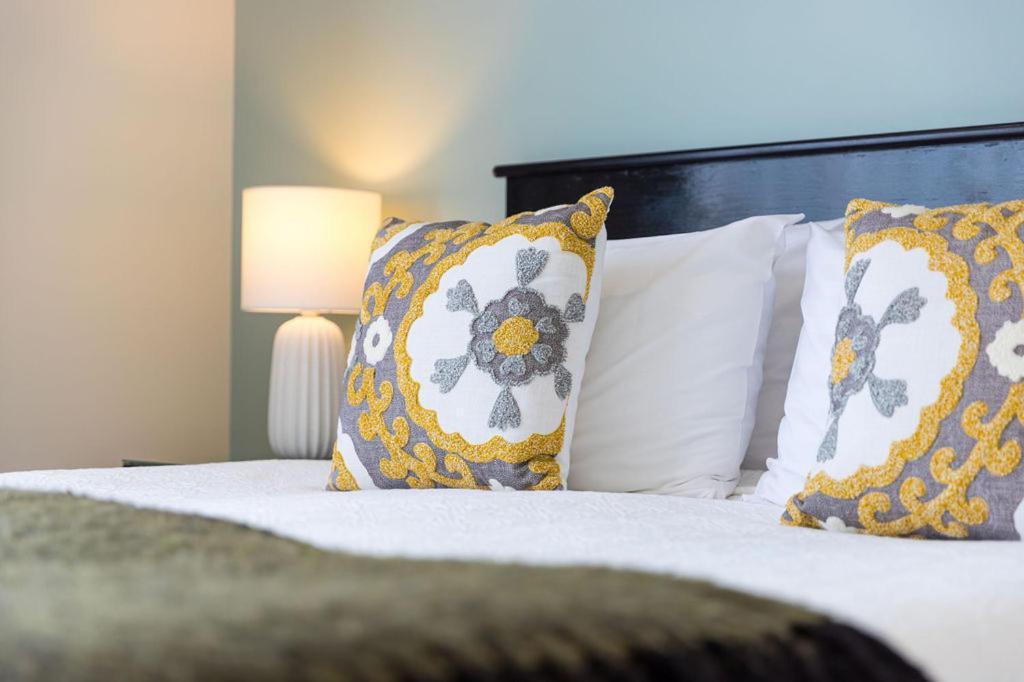パラッツォ モーター ロッジ ネルソン エクステリア 写真 A bed with decorative pillows