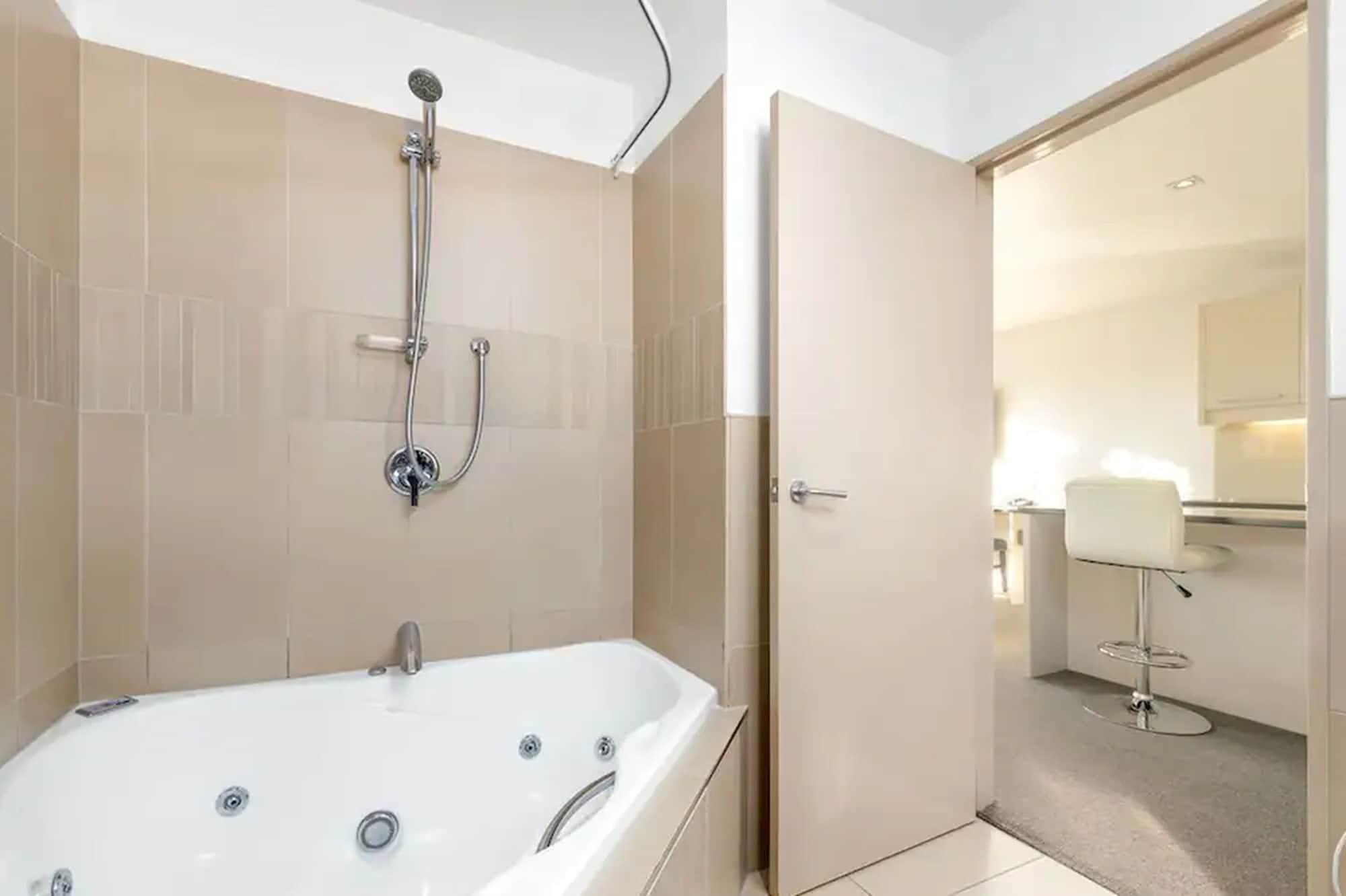 パラッツォ モーター ロッジ ネルソン エクステリア 写真 A shower over a bathtub