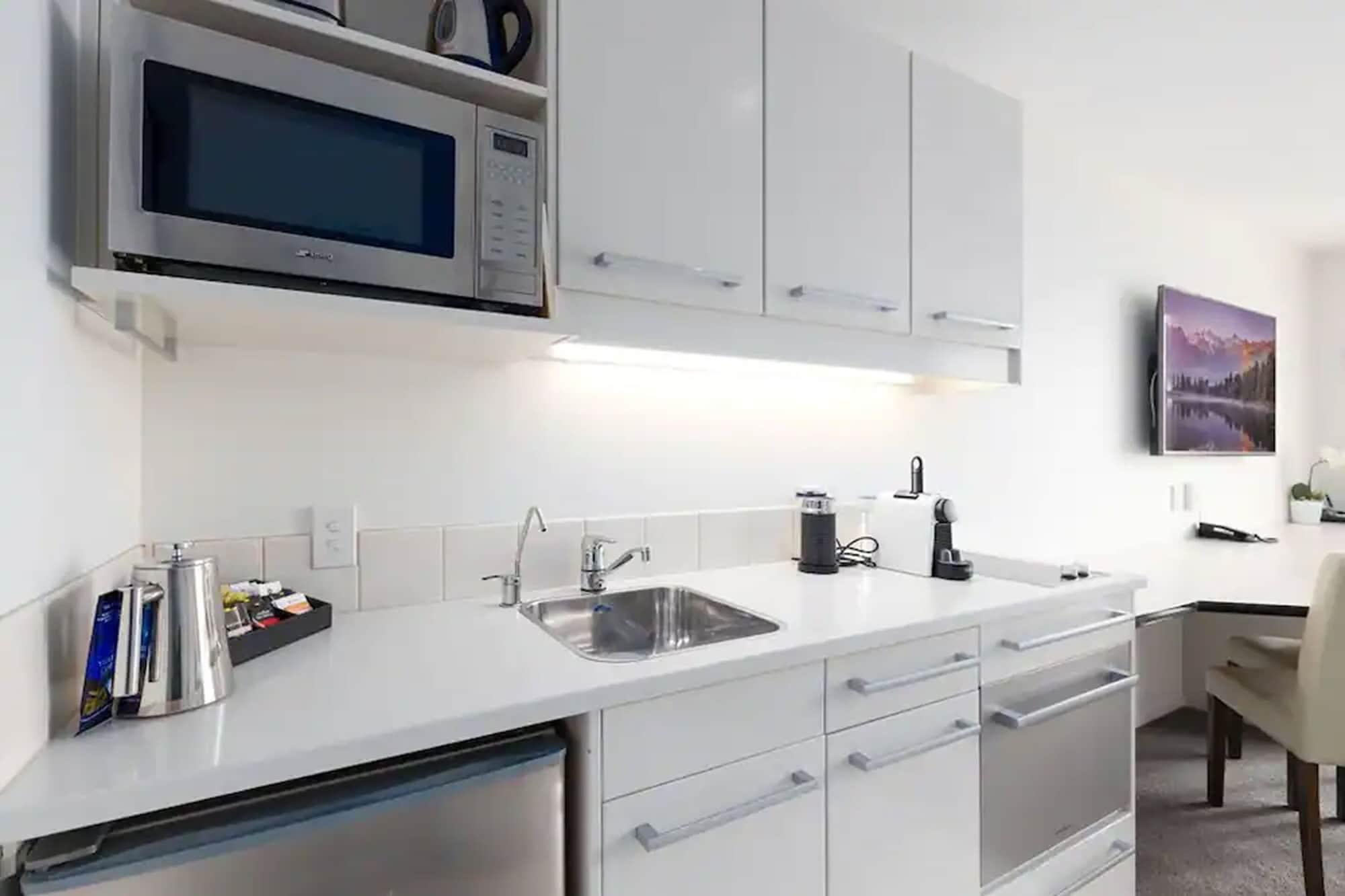 パラッツォ モーター ロッジ ネルソン エクステリア 写真 A typical kitchen in a typical apartment