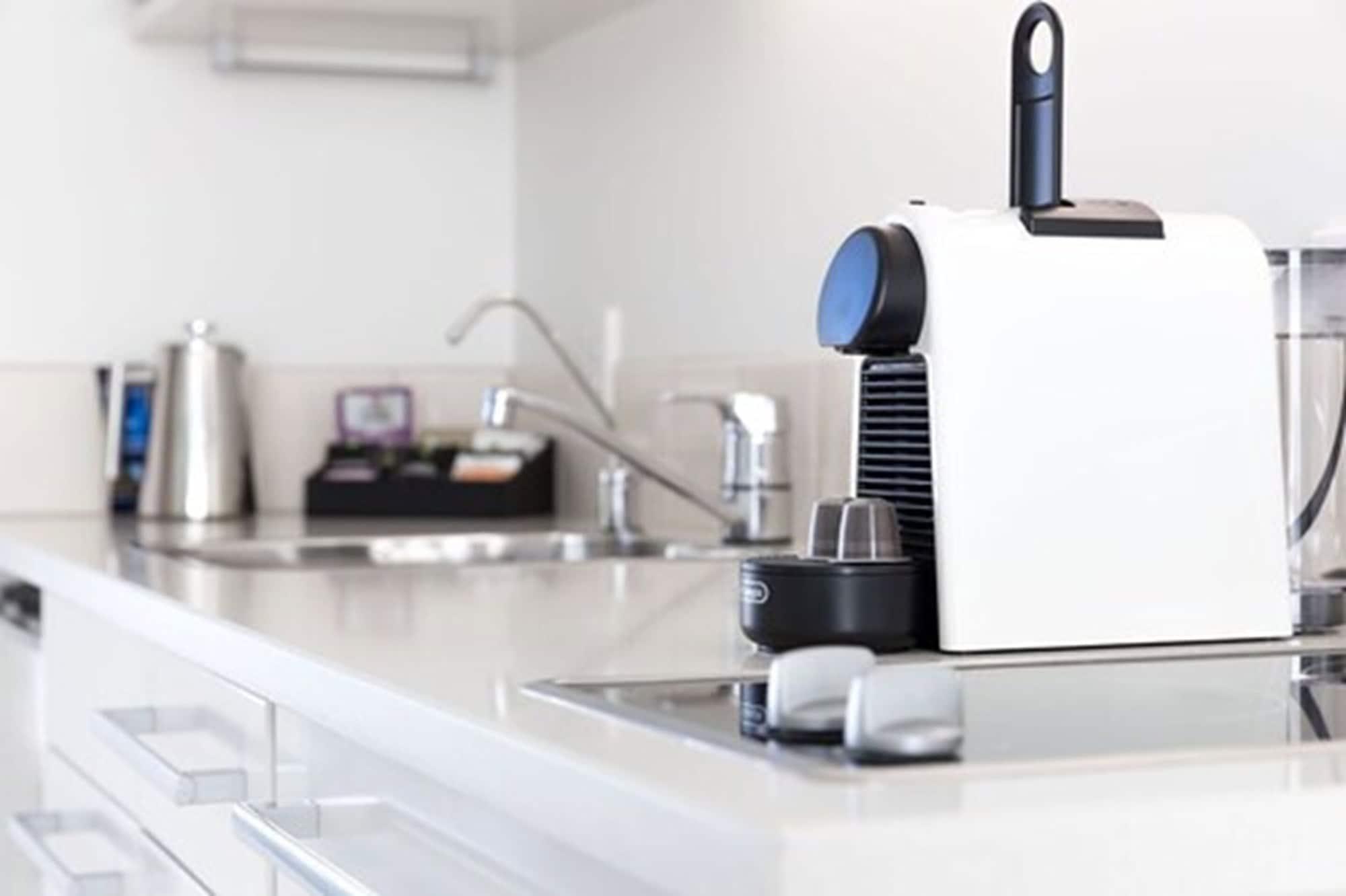 パラッツォ モーター ロッジ ネルソン エクステリア 写真 A Nespresso Inissia machine