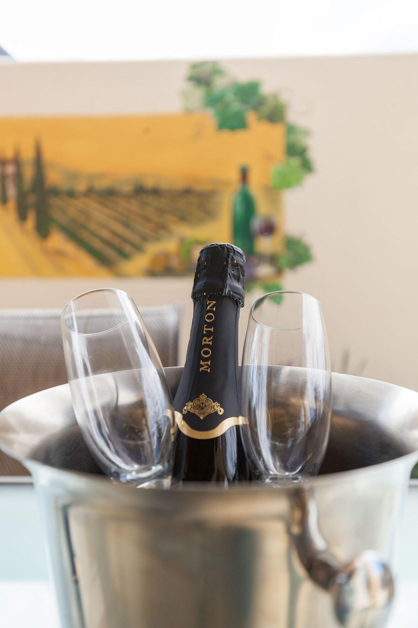 パラッツォ モーター ロッジ ネルソン エクステリア 写真 A bottle of English sparkling wine