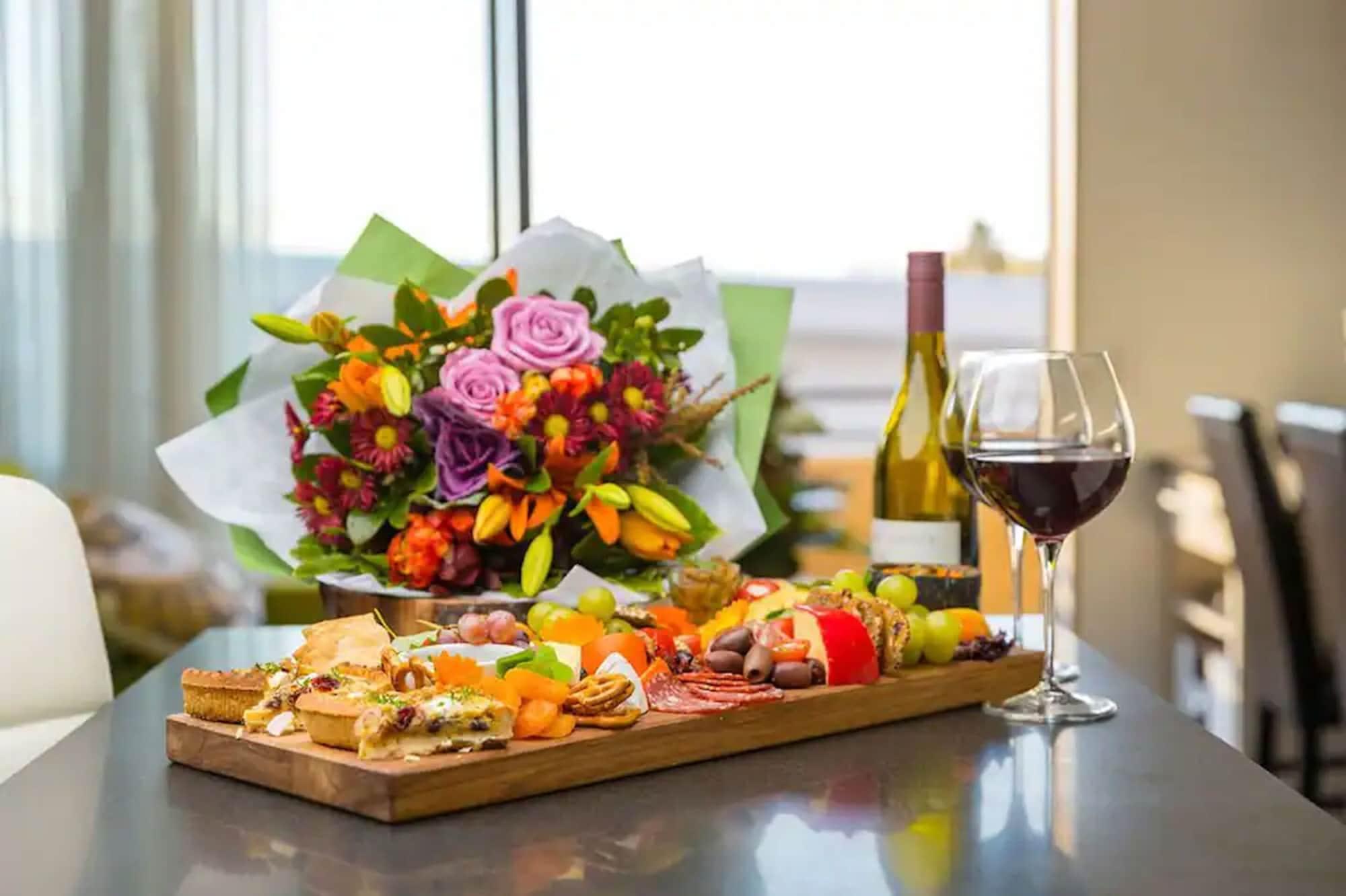 パラッツォ モーター ロッジ ネルソン エクステリア 写真 A cheese board with wine