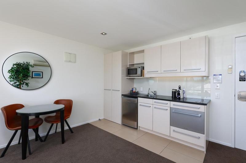 パラッツォ モーター ロッジ ネルソン エクステリア 写真 A typical kitchen in a serviced apartment