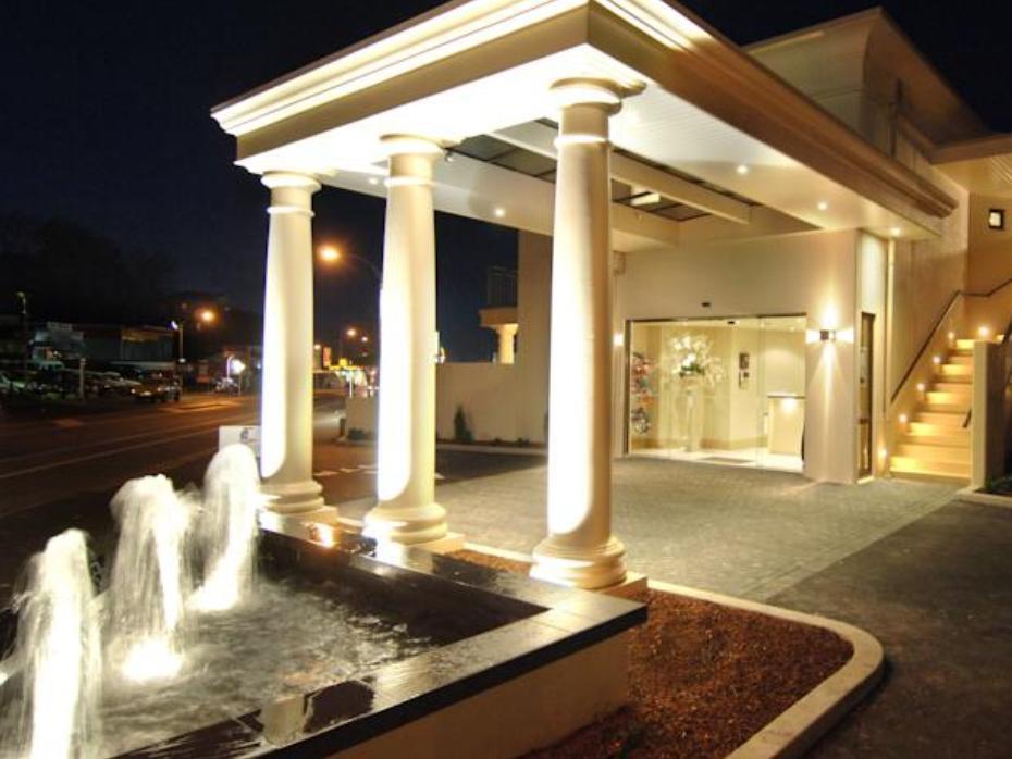パラッツォ モーター ロッジ ネルソン エクステリア 写真 Fountain at the entrance of the hotel