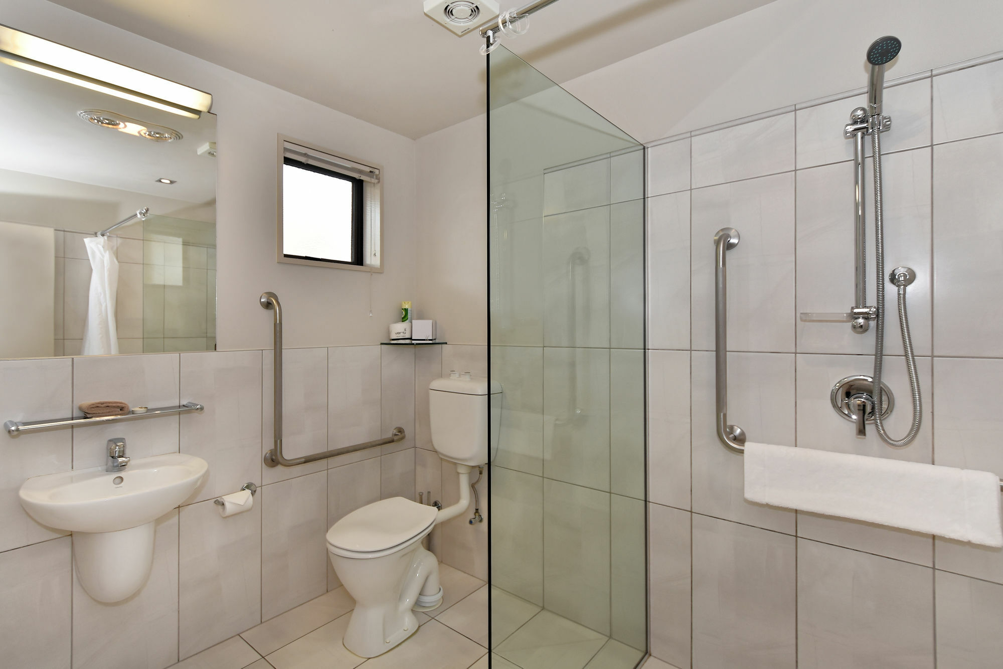 パラッツォ モーター ロッジ ネルソン エクステリア 写真 A modern bathroom with a shower cubicle