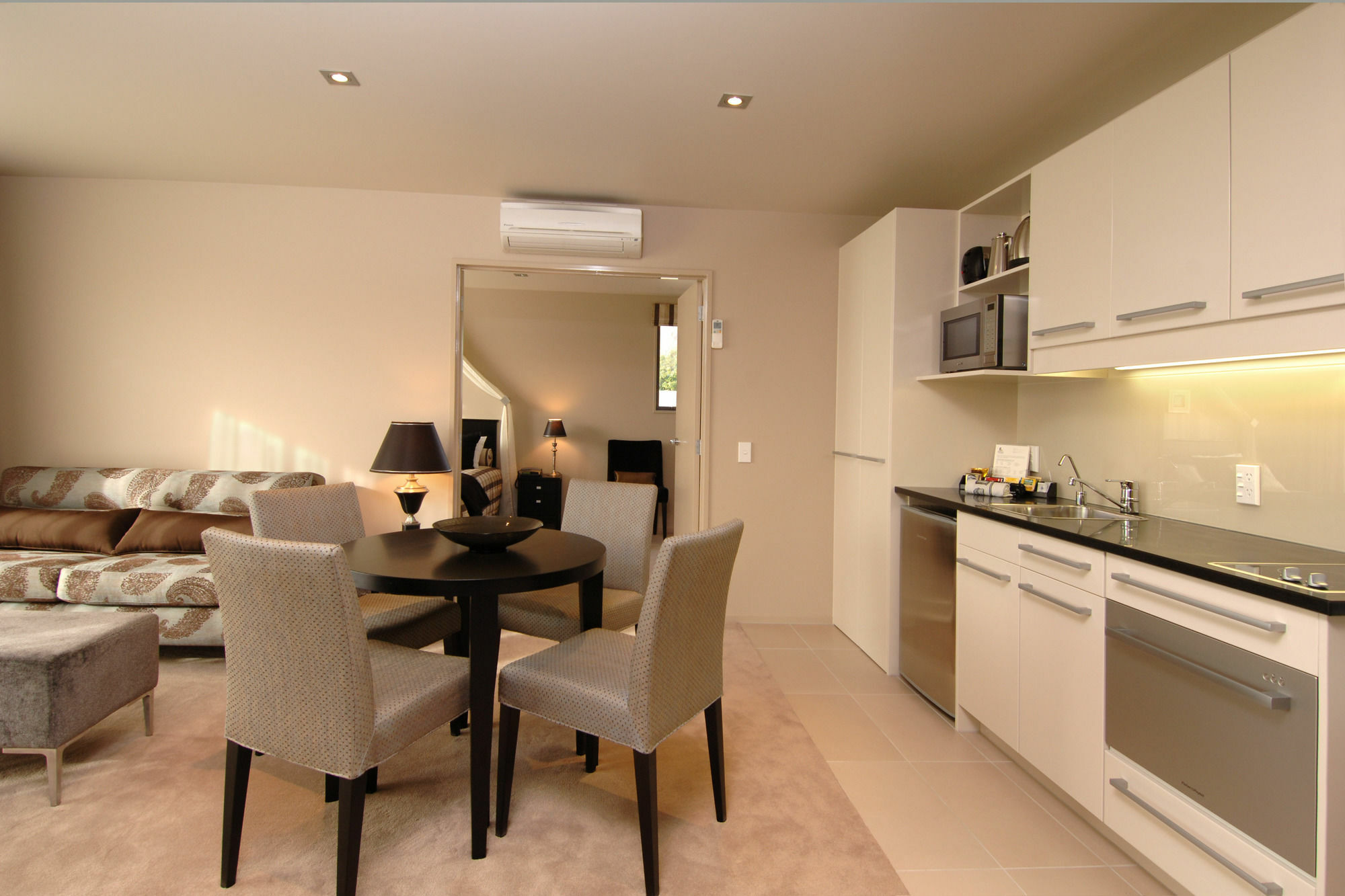 パラッツォ モーター ロッジ ネルソン エクステリア 写真 A staged photo of a kitchen and dining room